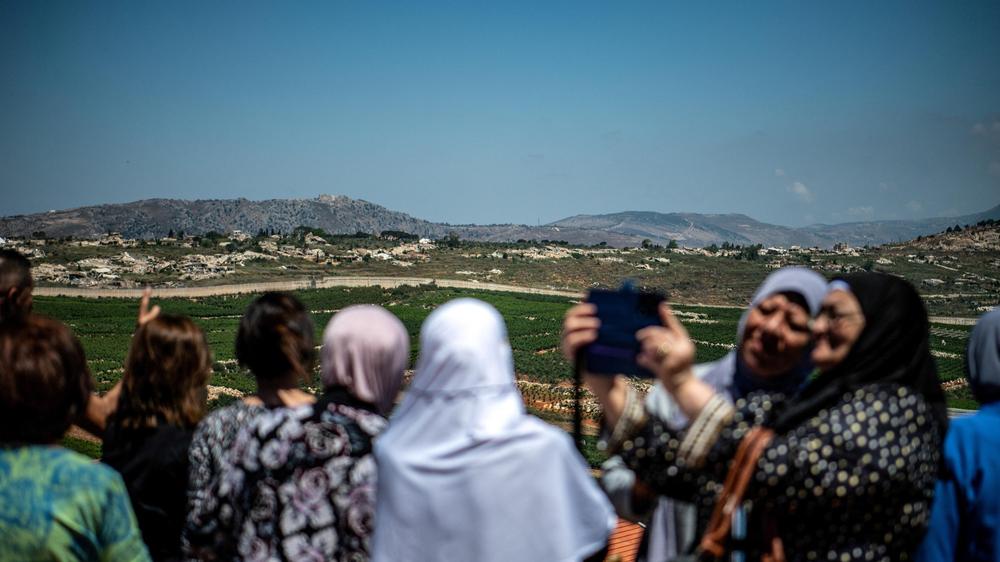 Frauen in Israel blicken über die Grenze in den Libanon. Die israelische Regierung hebt Einschränkungen in der Region auf, die wegen des Konflikts mit der Hisbollah-Miliz eingeführt worden waren.