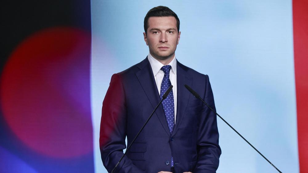  Jordan Bardella, Chef der französischen rechtsnationalen Partei Rassemblement National, bestätigte Durchsuchungen parteinaher Dienstleister durch die Europäische Staatsanwaltschaft.