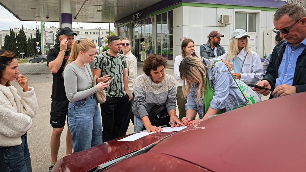  Wer wenigstens etwas rationiertes Benzin kaufen will, muss sich in eine Liste eintragen und Zeit mitbringen.