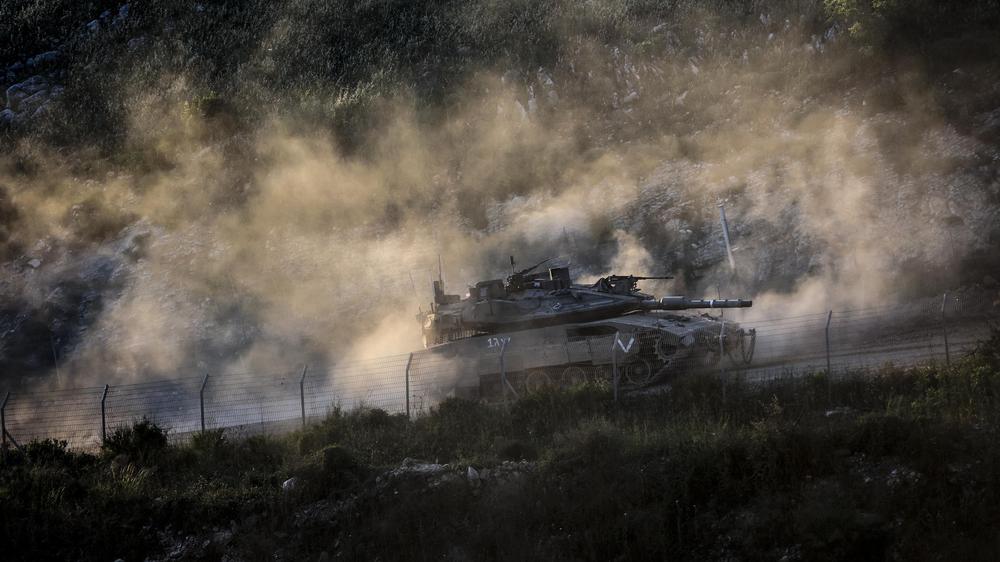 Ein israelischer Militärpanzer fährt entlang der israelisch-libanesischen Grenze; Israel war auch ins Innere des Nachbarlandes vorgedrungen.