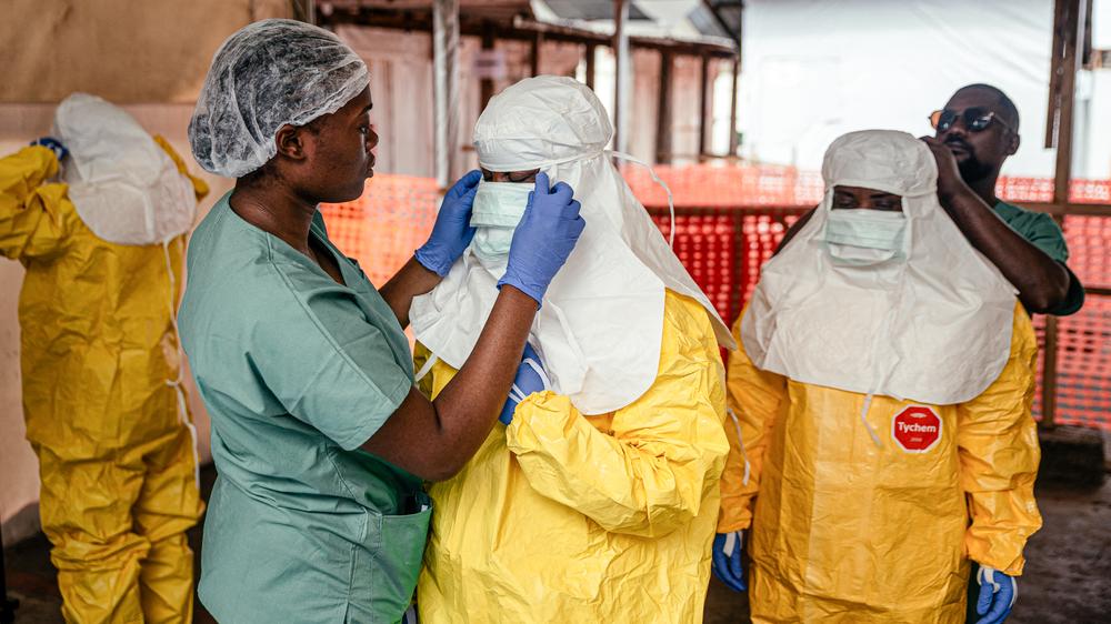  Pflegepersonal in Schutzkleidung betreut Patienten im Ebola-Behandlungszentrum (ETC) im Kongo.