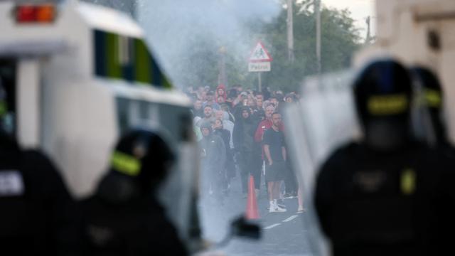 Nordirland: Polizei setzt Wasserwerfer gegen rassistisch mot