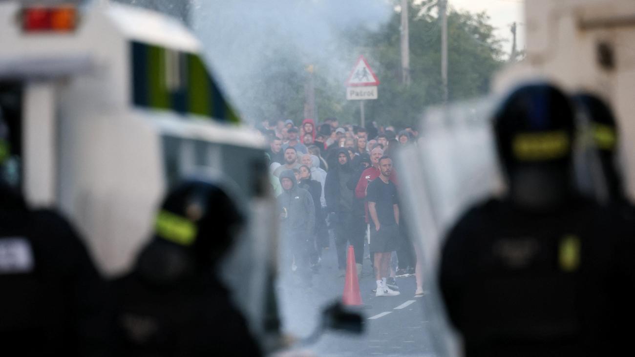 Nordirland: Polizei setzt Wasserwerfer gegen rassistisch motivierte Gewalt ein