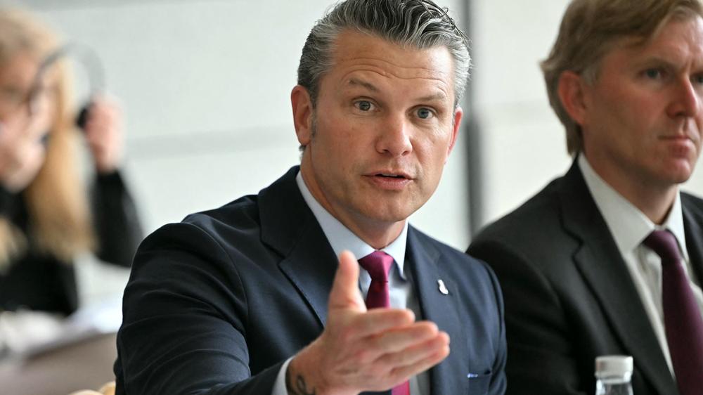  US-Verteidigungsminister Pete Hegseth – hier vor einem Treffen mit dem französischen Minister für Streitkräfte und Veteranen – hat den Druck auf Kuba mit einer Aussage über die militärische Bereitschaft weiter erhöht.