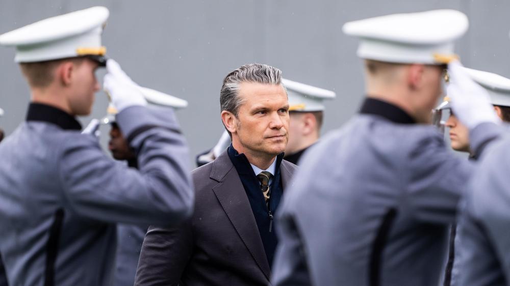  Ein Berufungsgericht hat die von US-Verteidigungsminister Pete Hegseth angeordnete Entlassung von trans Personen aus der Armee zurückgewiesen.