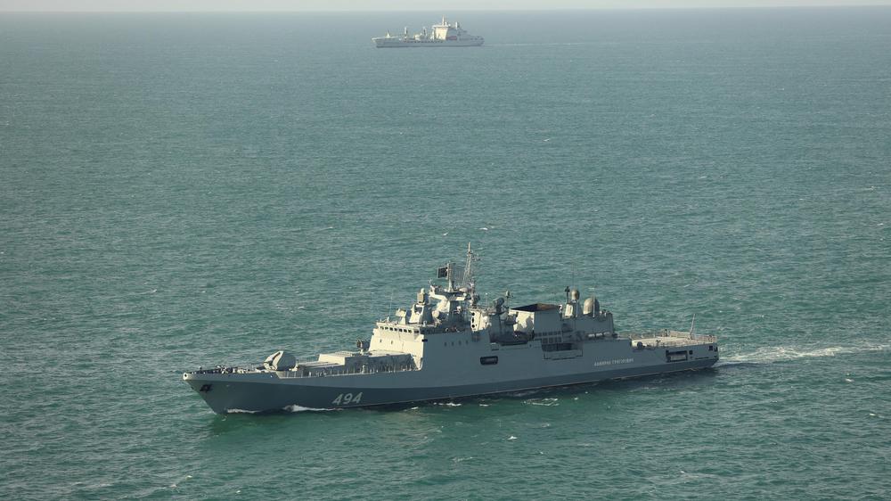  Das russische Kriegsschiff  Admiral Grigorowitsch (vorn im Bild) soll seit Wochen im Ärmelkanal patrouillieren.
