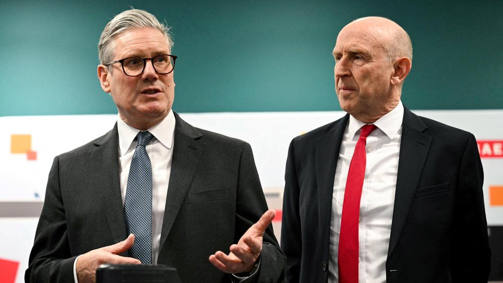  »Wir haben eine Situation vorgefunden, in der unsere Streitkräfte jahrelang unterfinanziert und vernachlässigt worden waren« schreibt der britische Premierminister Keir Starmer (links) an den zurückgetretenen Verteidigungsminister John Healey (rechts).