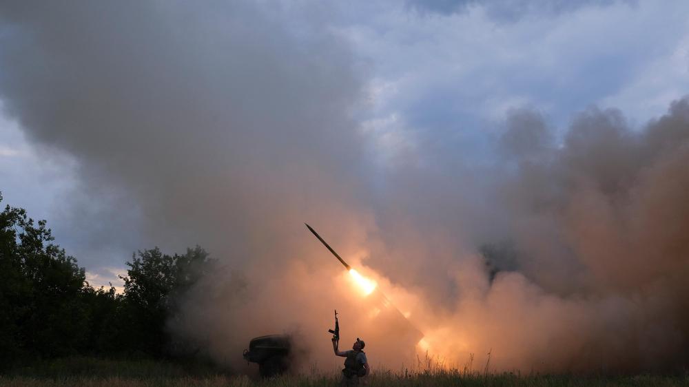  Ein vom ukrainischen Militär veröffentlichtes Bild zeigt einen ukrainischen Soldaten vor dem Hintergrund eines Raketenwerfers, der nahe Kostjantyniwka im nördlichen Donbass auf russische Stellungen feuert.