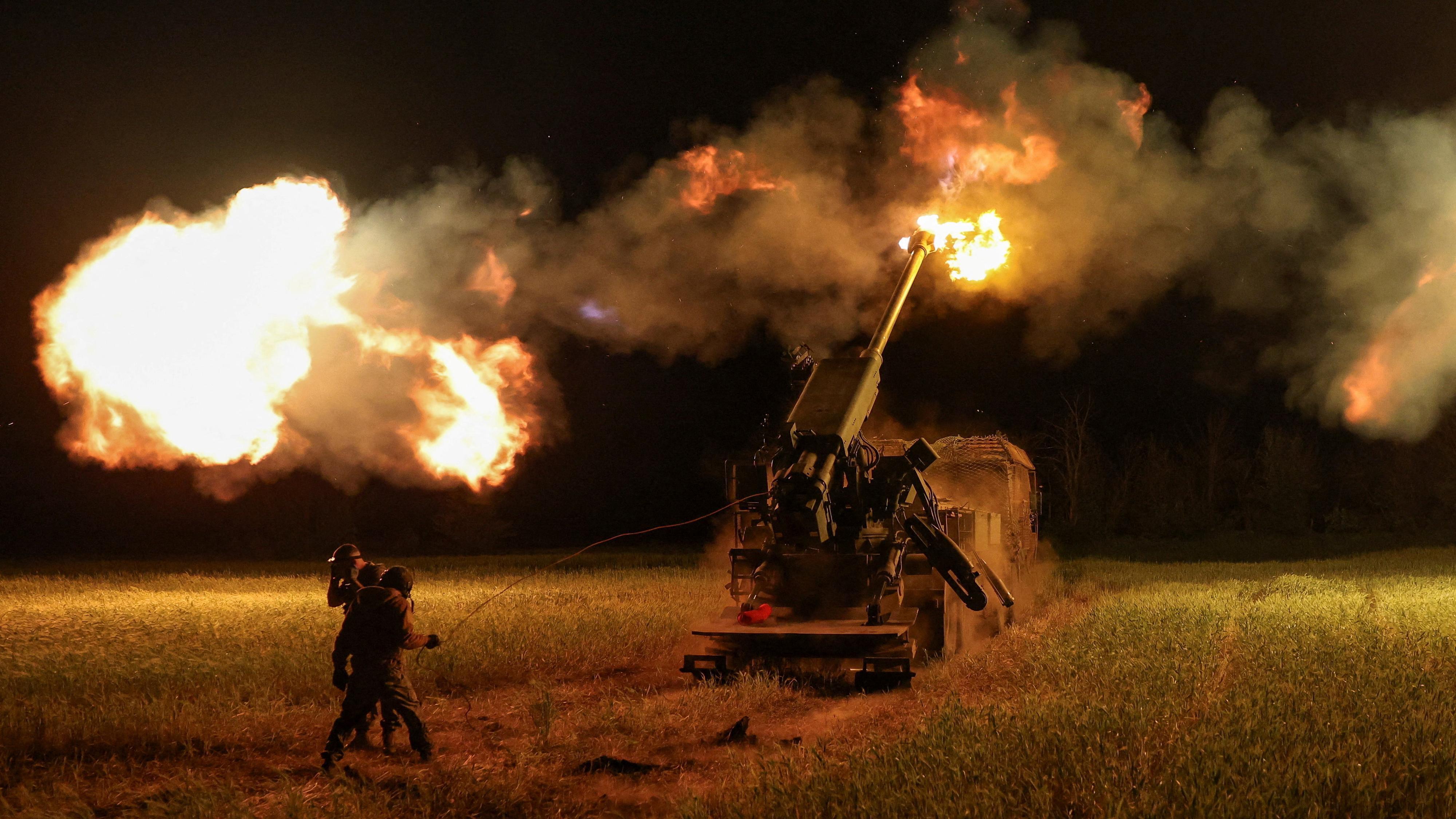 Lage in der Ukraine: Ukrainische Soldaten feuern in der Region Donezk am 27. Mai aus einer Haubitze auf russische Stellungen.