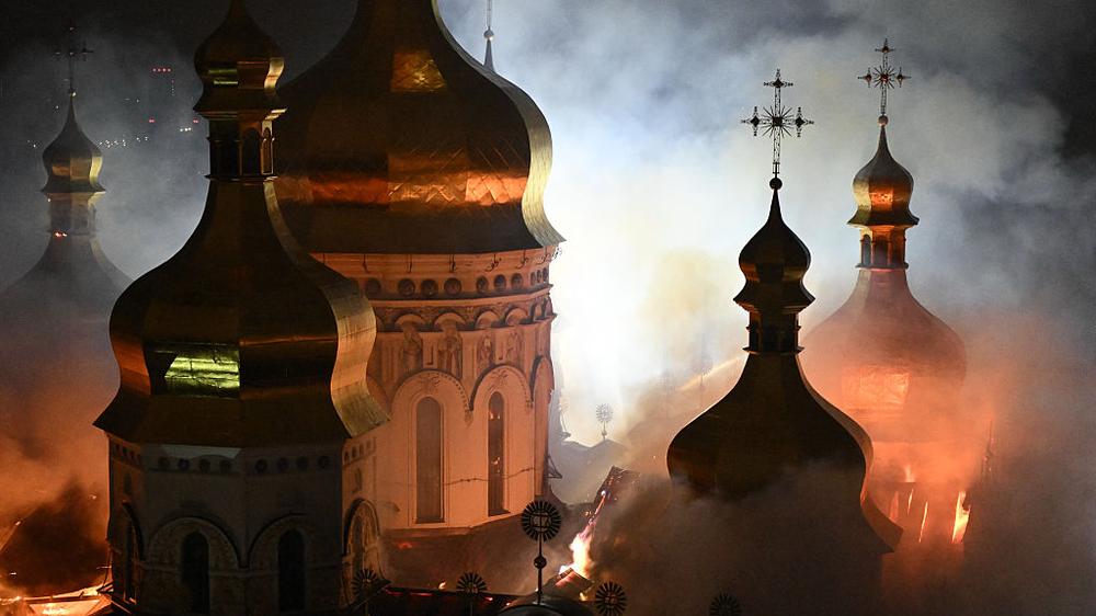  Das Höhlenkloster in Kyjiw steht nach einem russischen Raketenangriff in der Nacht in Flammen.
