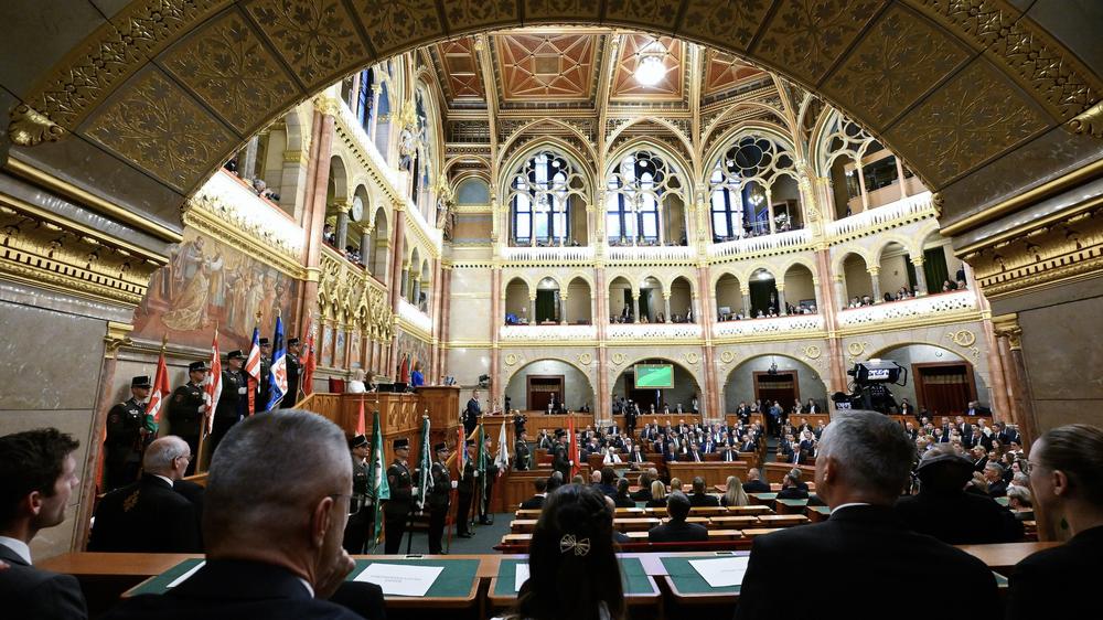  Abgeordnete im Parlament in Budapest während einer Plenarsitzung im Mai; künftig dürfen Regierungschef nicht mehr unbegrenzt wiedergewählt werden.