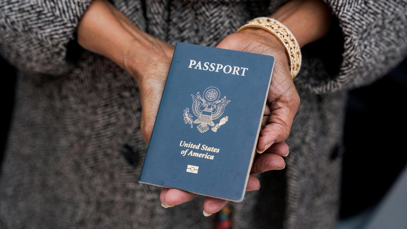 USA: Donald Trump stellt neuen Reisepass mit eigener Abbildung vor