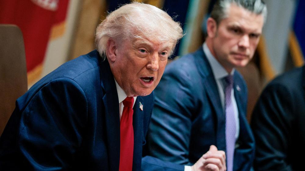 US-Kongress: US-Präsident Donald Trump neben dem US-Verteidigungsminister Pete Hegseth bei einer Kabinettsbesprechung am 27. Mai.