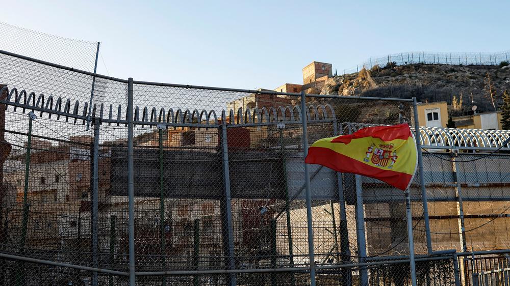 Ceuta und Melilla: Eine spanische Flagge an der Grenze zwischen Marokko und der Enklave Melilla im Februar 2024