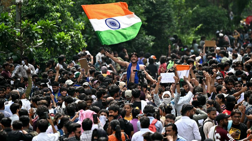 Dharmendra Pradhan Rücktritt Indien Bildungsminister Proteste Abhijeet Dipke Kakerlaken-Partei