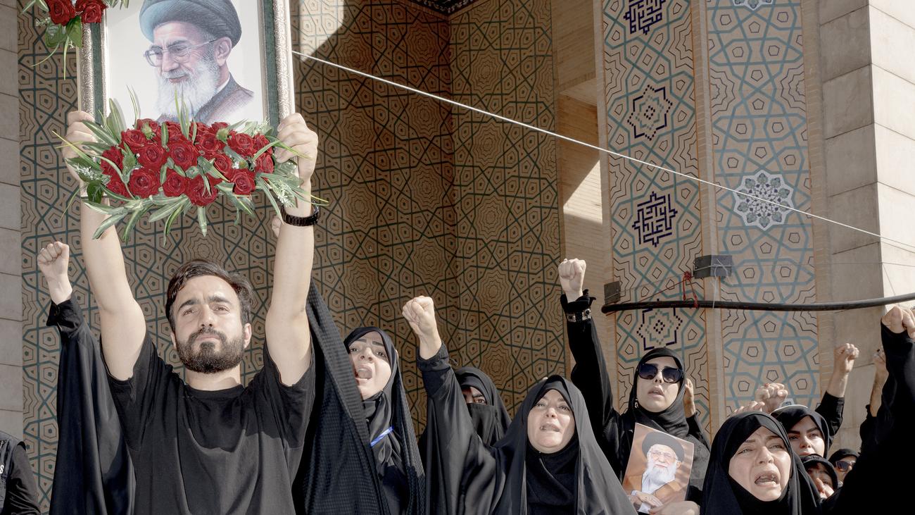 Trauerfeier im Iran: Ein Toter soll Stärke zeigen
