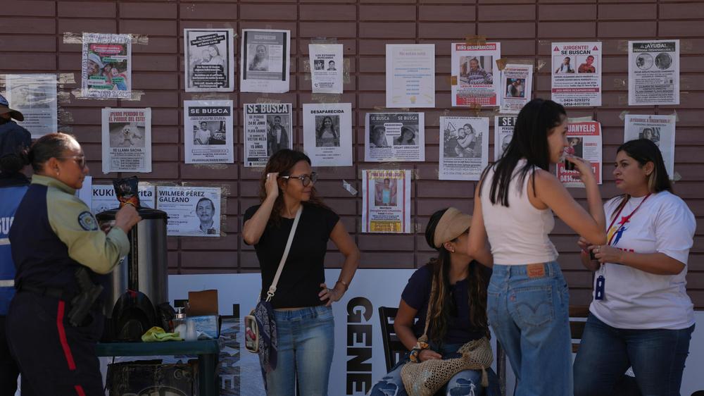  Im Francisco-de-Miranda-Park in Caracas, wo Menschen campieren, deren Häuser bei den Erdbeben beschädigt wurden. Mit Flugblättern suchen viele nach vermissten Personen.