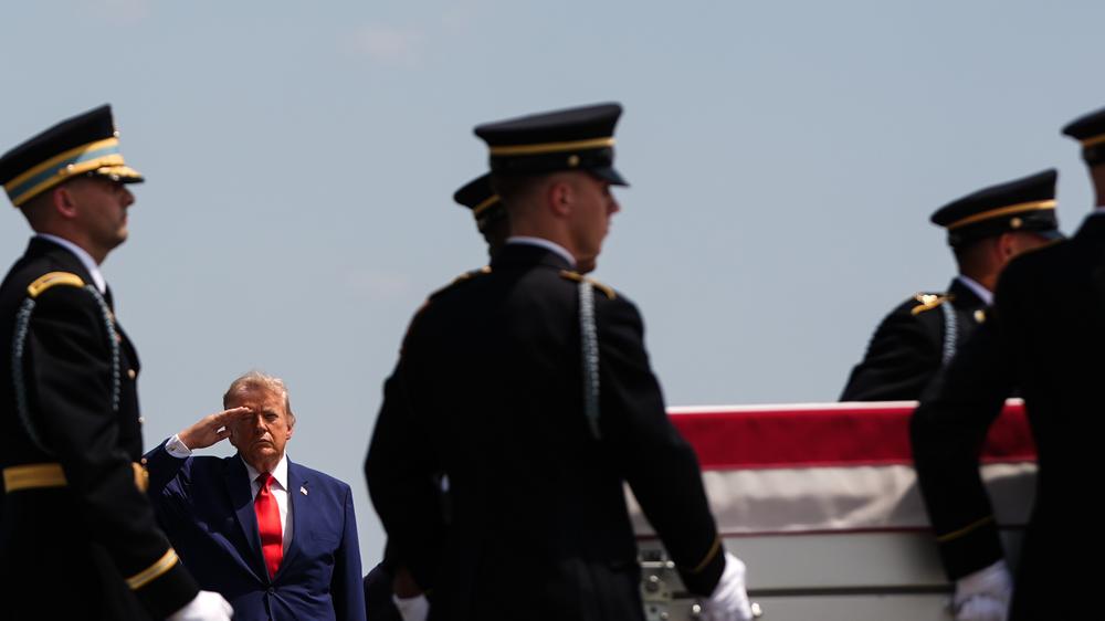 Trumps Irankrieg: US-Präsident Donald Trump salutiert auf der Dover Air Force Base in Delaware vor dem Sarg eines getöteten Soldaten.