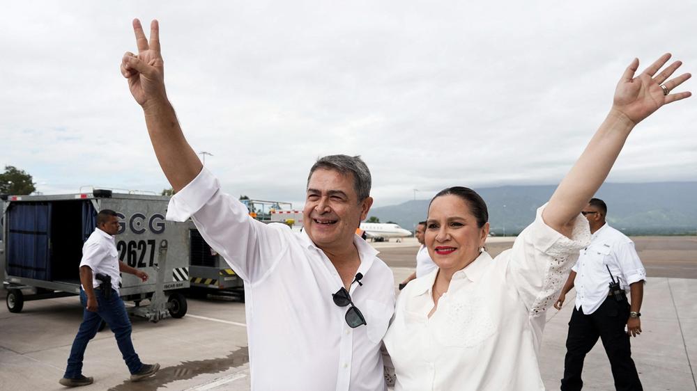  Juan Orlando Hernández mit seiner Frau Ana García Carías bei der Rückkehr am internationalen Flughafen Pamerola