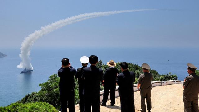 Kim Jong Un: Nordkoreas Machthaber beaufsichtigt Waffentests auf Marinezerstörer