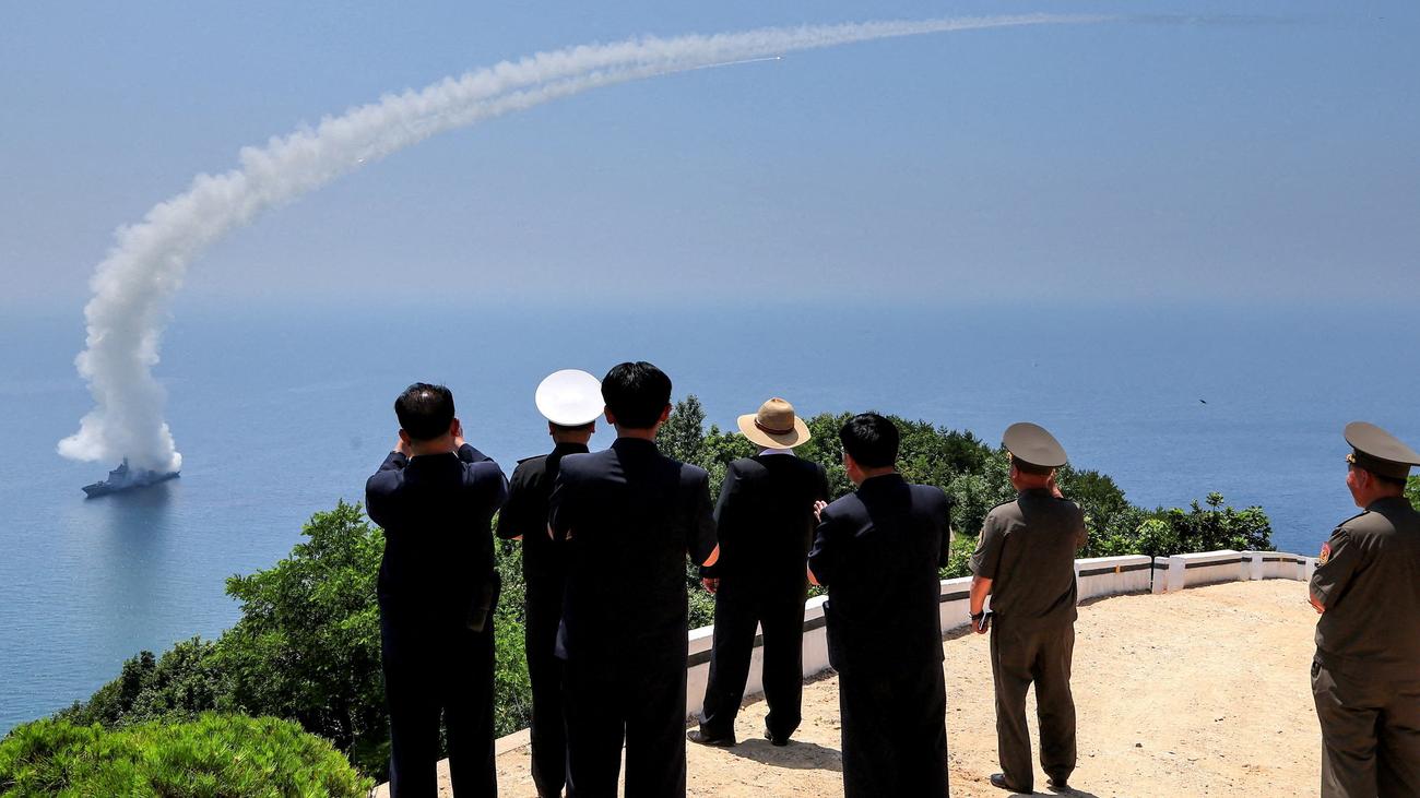 Kim Jong Un: Nordkoreas Machthaber beaufsichtigt Waffentests auf Marinezerstörer