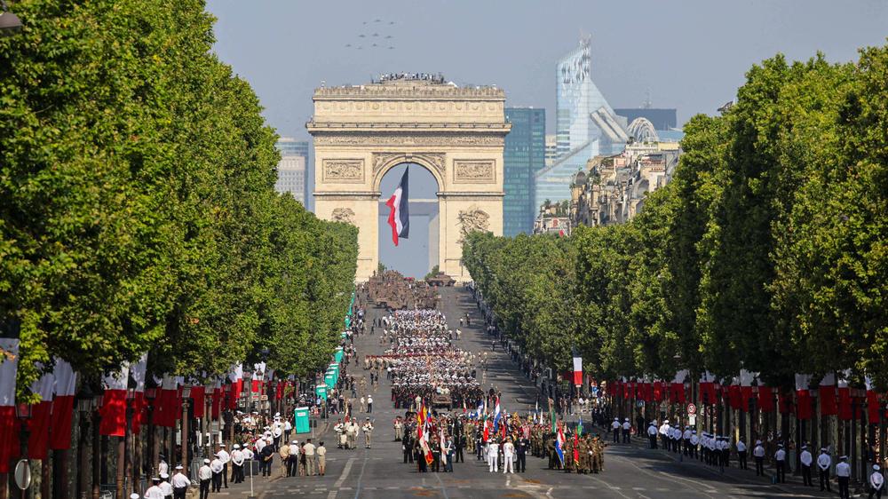 Militärparade in Paris: Bei dieser Militärparade marschieren europäische Soldaten, auch aus Deutschland, vorn mit.