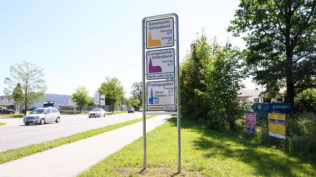 Bayern: Erste gemeine stellt Schilder für muslimisches Freitagsgebet auf