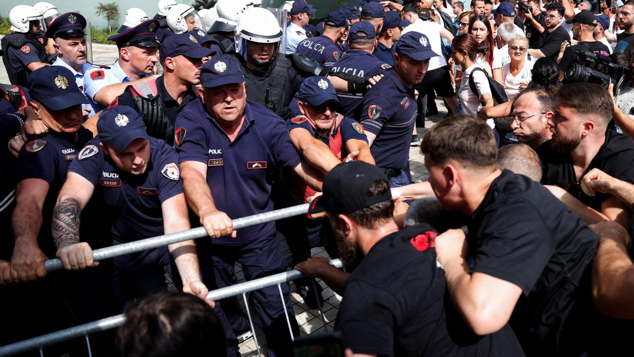 Tiran'da Protestolar: Arnavutluk'ta Kushner Şirketinin İnşaatına Karşı Gösterilerde Çatışmalar