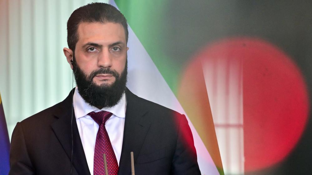  Syriens Übergangspräsident Ahmed al-Scharaa, hier während einer Pressekonferenz bei seinem Besuch in Deutschland im vergangenen März