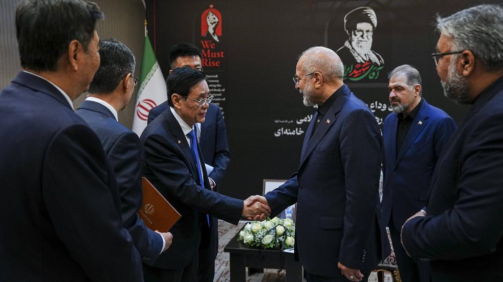  Mohammad Bagher Ghalibaf (rechts), Sprecher des iranischen Parlaments, trifft bei der Beisetzung des verstorbenen obersten Führers des Iran, Ali Chamenei, auf He Wei (links), den stellvertretenden Vorsitzenden des chinesischen Volkskongresses.