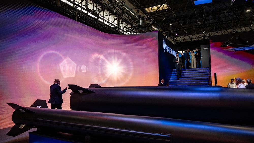  Modelle ballistischer Raketen des ukrainischen Herstellers Fire Point auf der Rüstungsmesse Eurosatory in Paris am 15. Juni