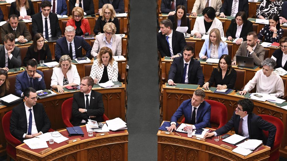  Erst kürzlich stimmt Péter Magyar im Parlament in Budapest für eine Amtszeitbegrenzung des Ministerpräsidenten auf acht Jahre.