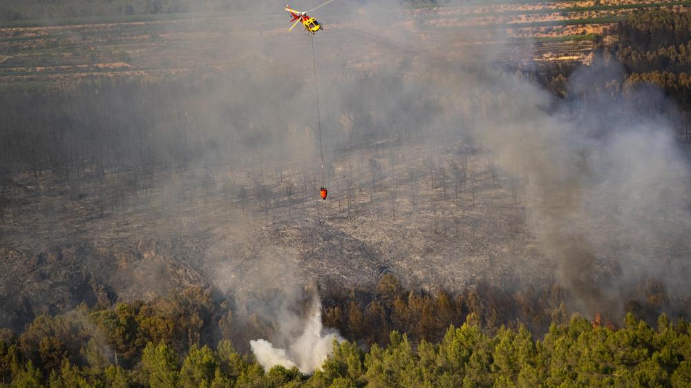 Südspanien: Ein Löschhubschrauber ist während eines Waldbrandes in Katalonien im Einsatz, das ebenso wie Andalusien von Bränden betroffen ist.