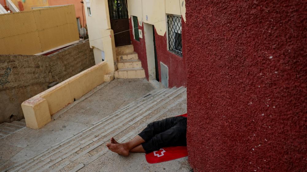  Viele der Migranten müssen in Ceuta auf der Straße schlafen.