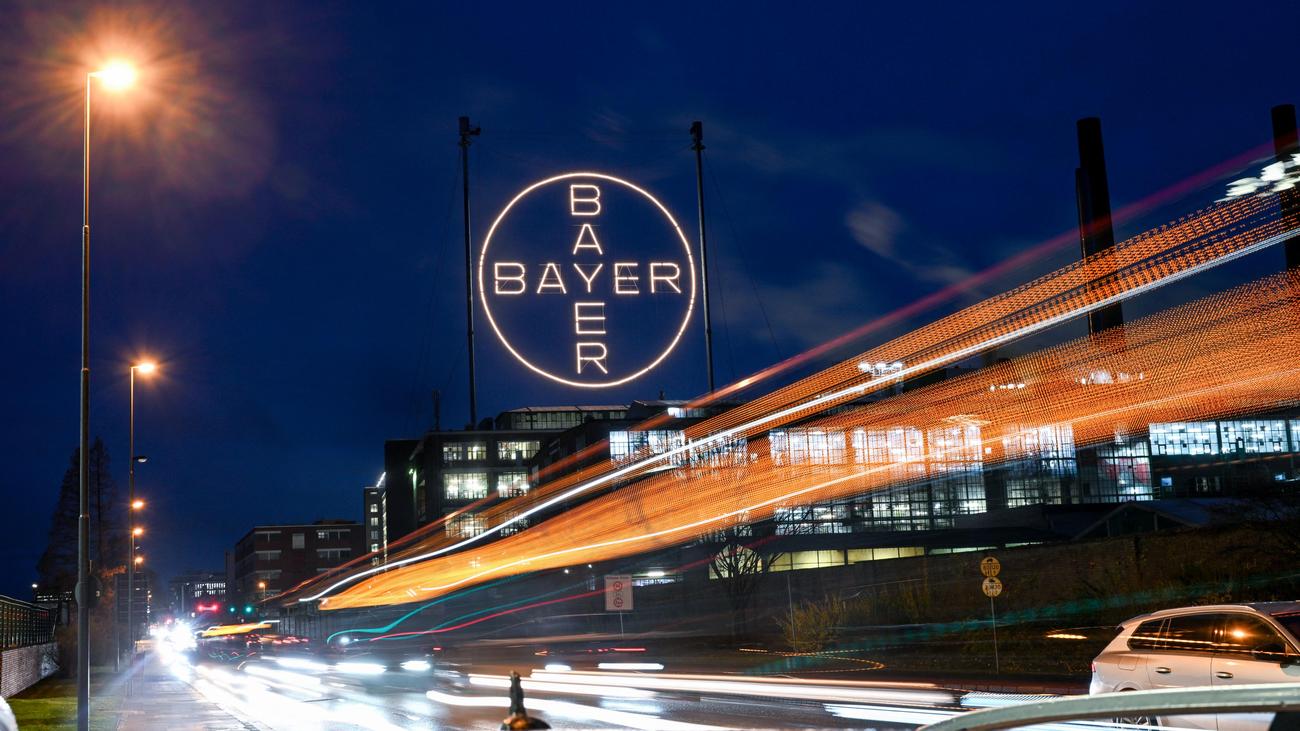 Gewinnwachstum: Dax-Konzerne erzielen Rekordsummen und streichen Jobs