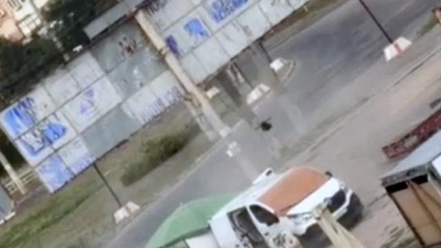 Drohnenangriff in Cherson: Video dokumentiert Jagd russischer Drohne auf Zivilisten in Cherson