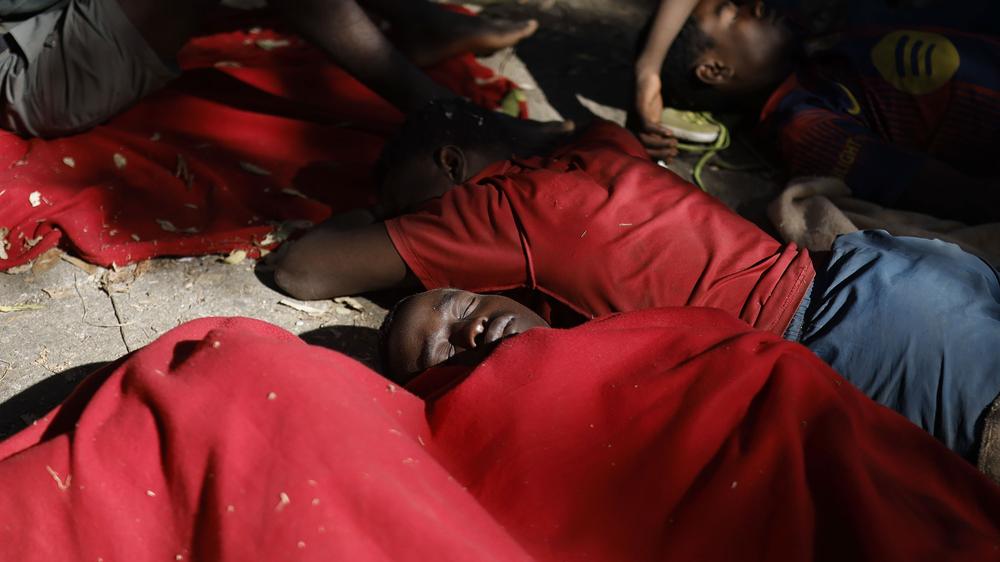  Erschöpfte Migranten in der spanischen Exklave Ceuta.