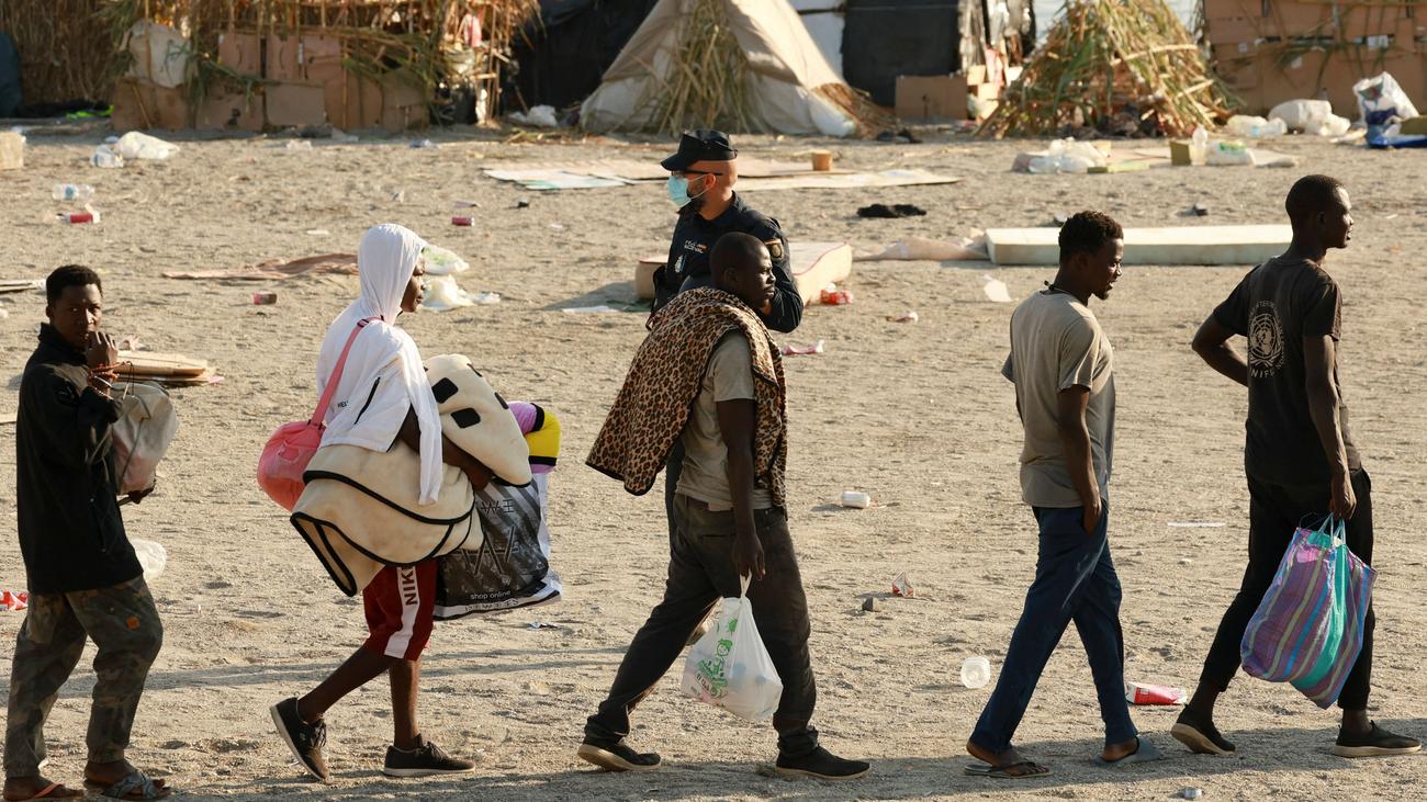 Spanische Exklave Ceuta: Spanien richtet zwei Flüchtlingslager in Ceuta ein