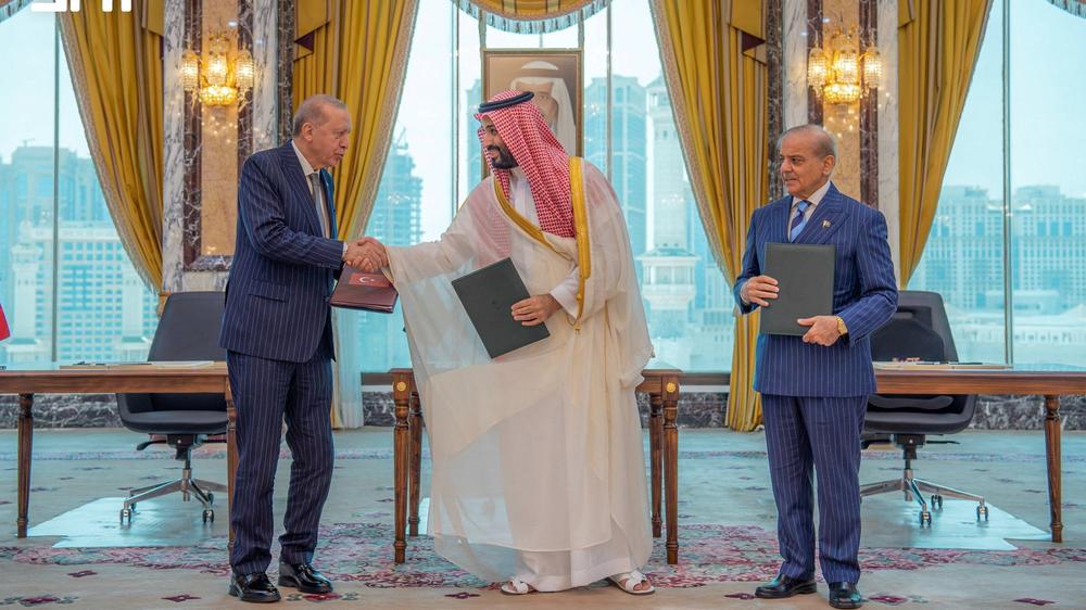  Der türkische Präident Recep Tayyip Erdoğan ist mit dem saudischen Kronprinzen Mohammed bin Salman und dem pakistanischen Premierminster Shehbaz Sharif ein Verteidigungsbündnis eingegangen.