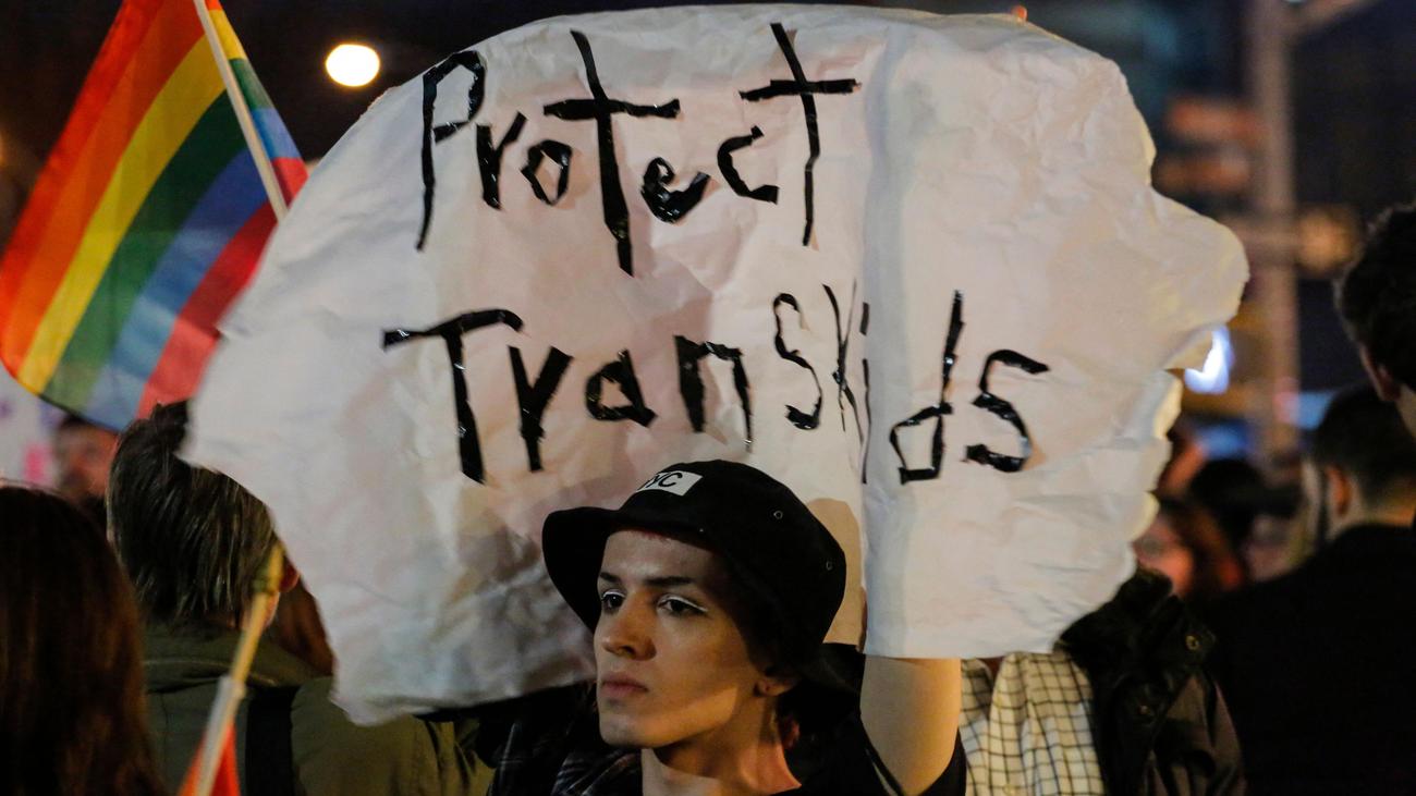 Trans Rechte in den USA: Trump-Regierung streicht medizinische Unterstützung für trans Kinder