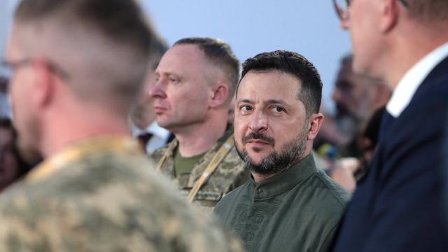 Krieg gegen die Ukraine: Wolodymyr Selenskyj besucht mit Armeechef Truppen an der Südostfront
