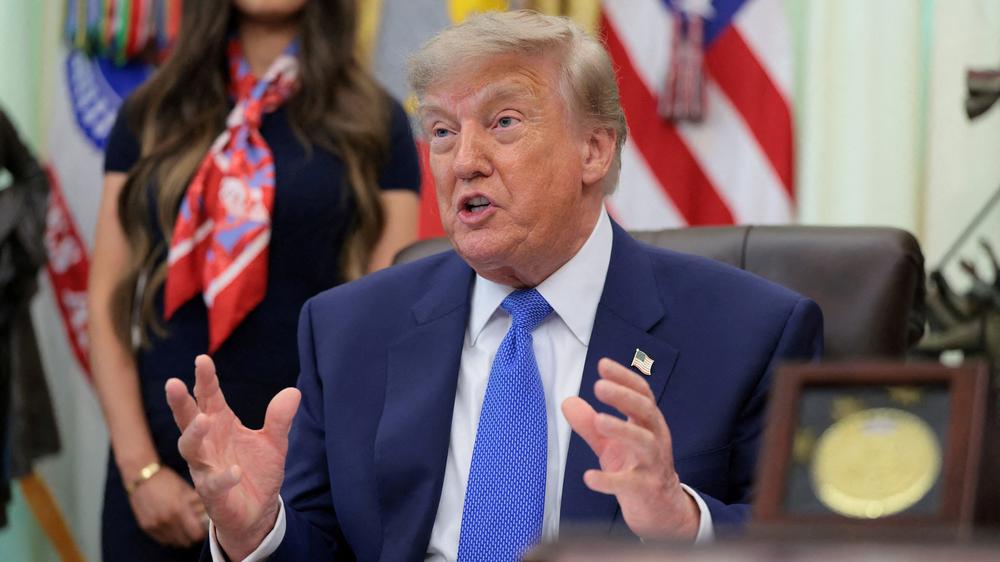 Der US-Überblick am Morgen: US-Präsident Donald Trump spricht, nachdem er eine Überarbeitung der Impfempfehlungen für Kinder unterzeichnet hat.