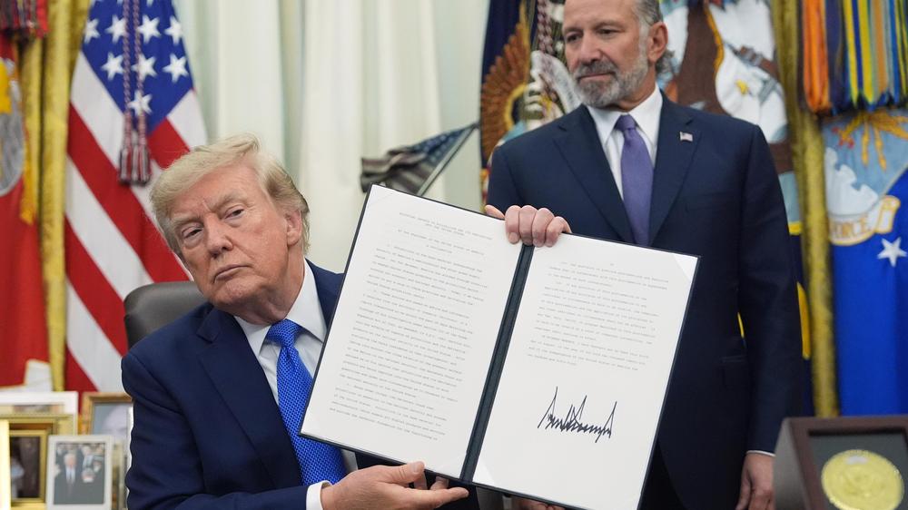  US-Präsident Donald Trump präsentiert im Oval Office des Weißen Hauses eine unterzeichnete Erklärung zu Polysilizium-Importen.