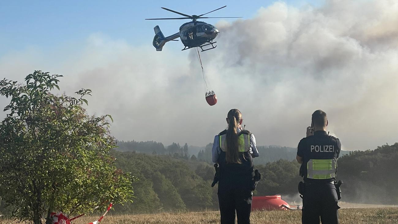 Waldbrand bei Hürtgenwald: Gemeinde in der Eifel wegen Waldbrandes ...