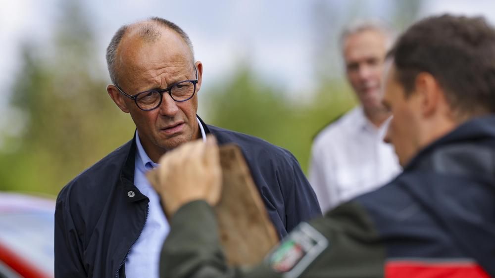 Wetterveränderungen: Der Bundeskanzler Friedrich Merz bei seinem Besuch in Hürtgenwald.