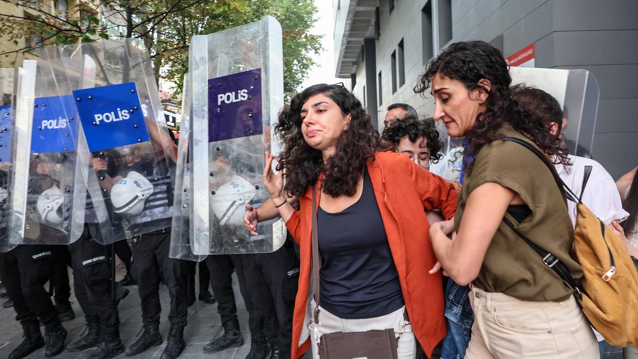 LGBTQ-Aktivisten in der Türkei: Festgenommene Demonstranten in Istanbul ...