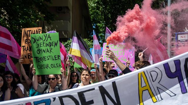 Razzien gegen LGBT-Organisationen in der Türkei: Viele Festnahmen bei Razzien gegen LGBTQ-Vereine in der Türkei