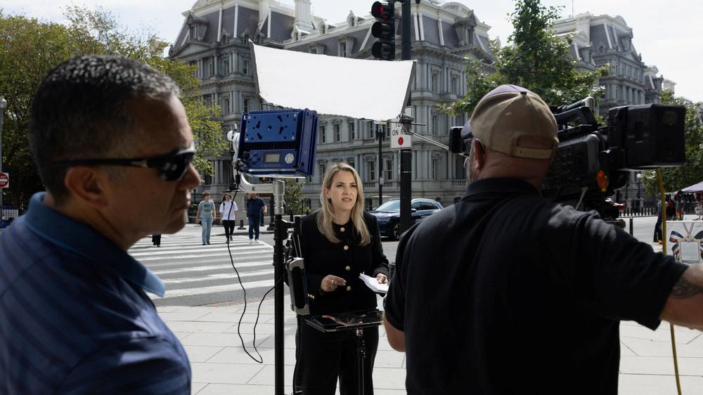 Pressefreiheit in den USA: Journalisten von CNN berichten vor dem Weißen Haus, nachdem US-Präsident Donald Trump ihnen den Zugang untersagt hat.