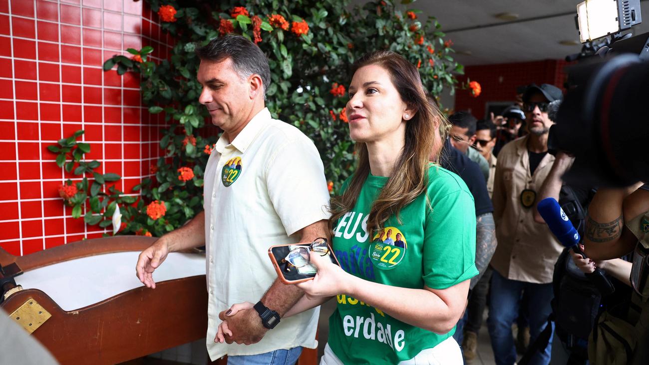 Wahl in Brasilien: Flávio Bolsonaro reiste über Argentinien nach Ecuador ...