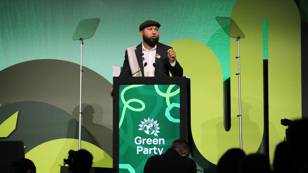 Grüne in Großbritannien: Der Co-Vizeparteivorsitzende der britischen Grünen, Mothin Ali, spricht beim Parteitag.